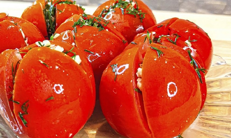 Маринованные фаршированные помидоры: быстрый рецепт отличной закуски