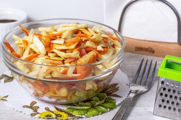 Если вам кажется, что тушёная капуста — это скучно и «по бабушкиному», попробуйте её в азиатском стиле.
Всего 10 минут на сковороде — и вы получите яркий, хрустящий и ароматный гарнир, который легко станет основным блюдом.