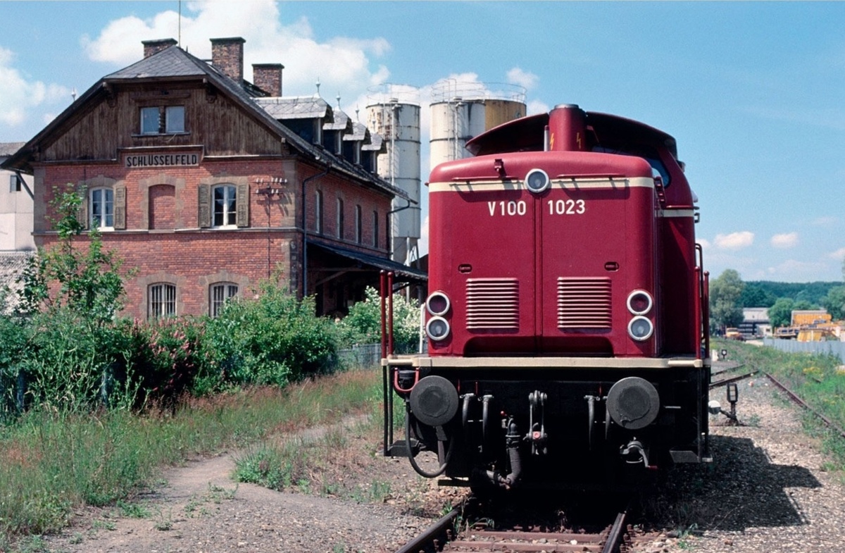 Запечатлел V 100 1023 на станции Шлюссельфельд уже после золотой эпохи III Эпохи — но это фото идеально подходит для воссоздания атмосферы 1960-х
