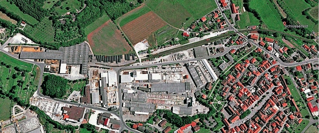 Станция Шлюссельфельд — формально конечная для ветки от Шруллендорфа; реально же путь упирается в завод по производству арматурных сеток Schwarz 