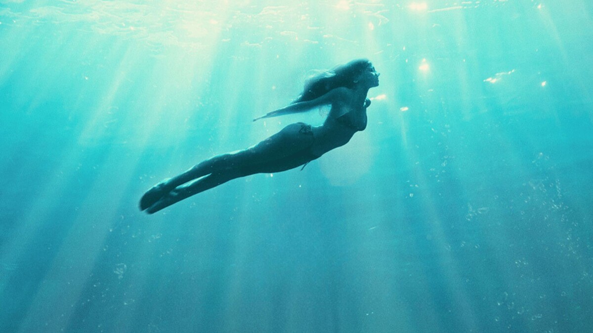 Название и имя героини имеют подтекст, связанный с античной мифологией. Это отсылка к древнегреческому мифу, в котором сирена Партенопа (или Парфенопа) бросилась в море и утонула, поскольку ей не удалось своими песнями соблазнить Одиссея.