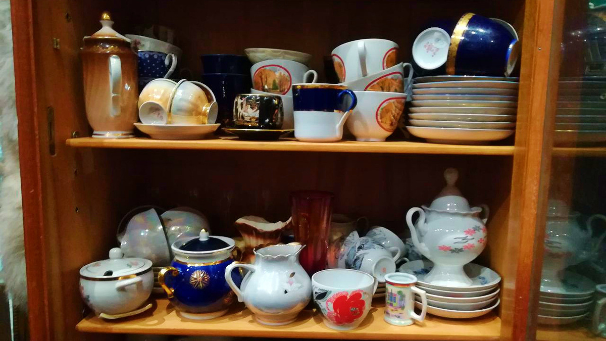 Шкафчик с фарфором разного времени и производителей.