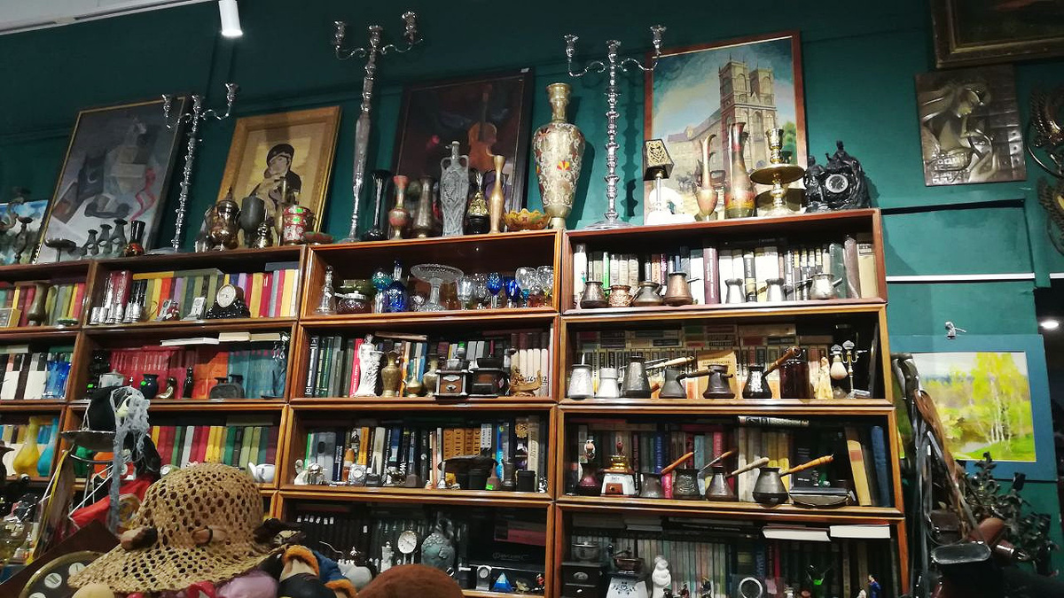 Стена с товарами. Выбор  - ошромный.