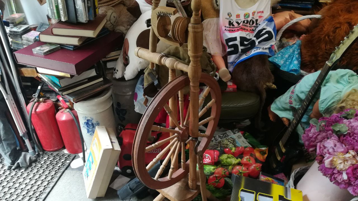 Прялка при входе в магазин