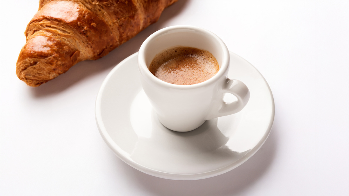 Идеальная крема на эспрессо: бархатистая золотистая пенка — результат точного баланса температуры и давления.