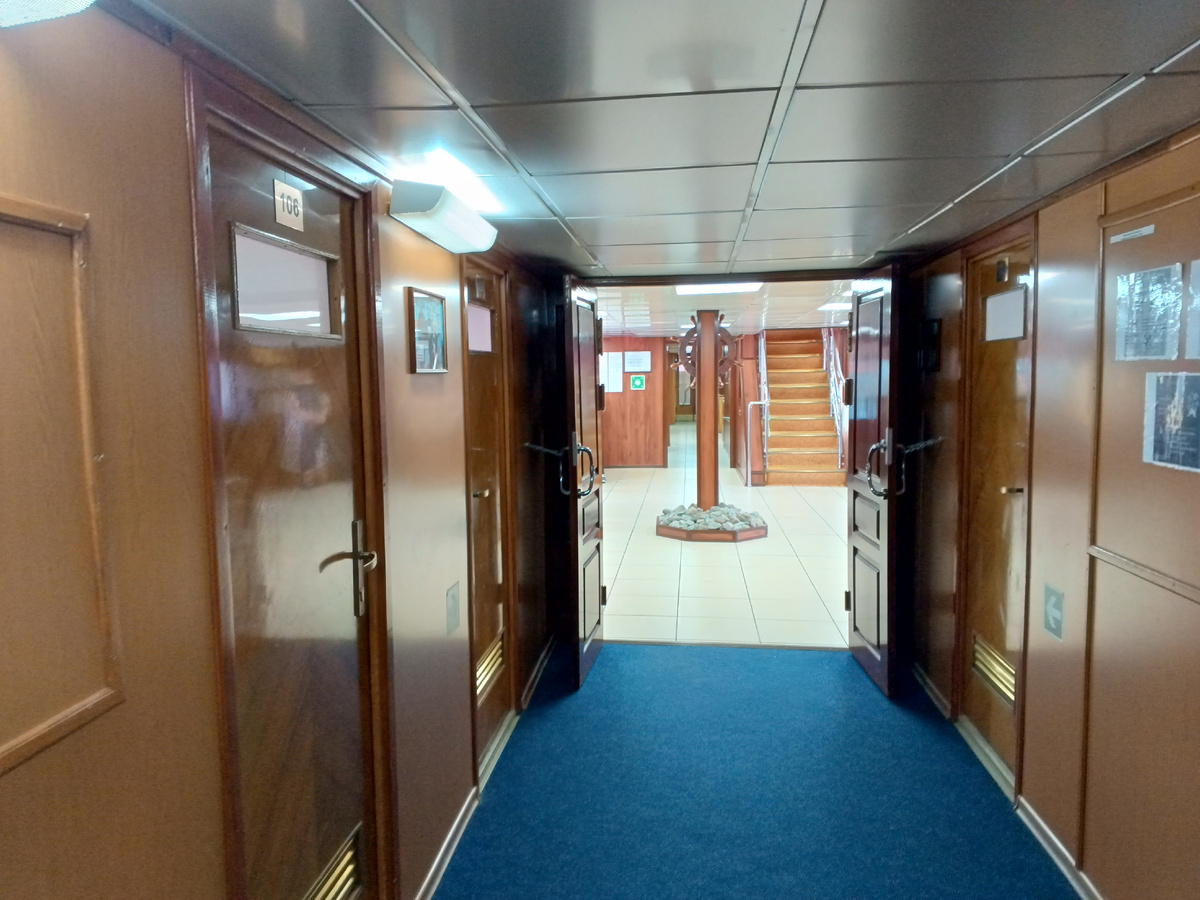 Из личного архива двух Капах. 15 июня 2025 года. Дверь в каюту №106 на т/х "Космонавт Гагарин".