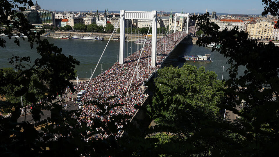     70 депутатов Европарламента прошли в рамках гей-парада* по Будапешту REUTERS/Bernadett Szabo