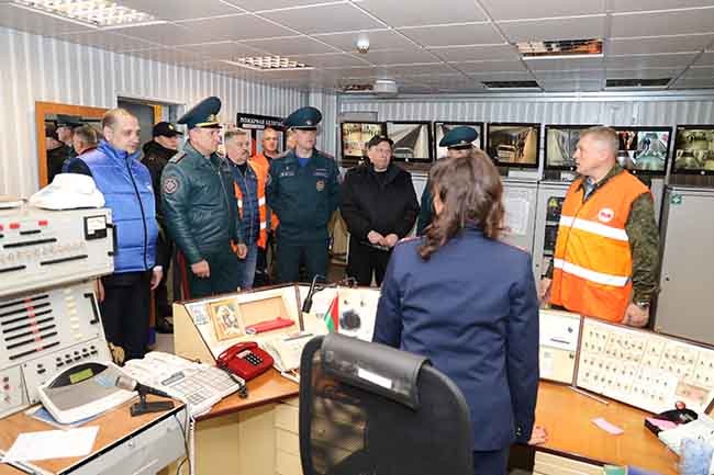 Валерий Бартошевич знакомит руководство МЧС с работой дежурной по станции во время чрезвычайных ситуаций