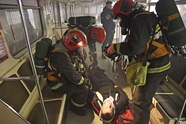 Идет эвакуация условно пострадавшего от дыма из вагона поезда