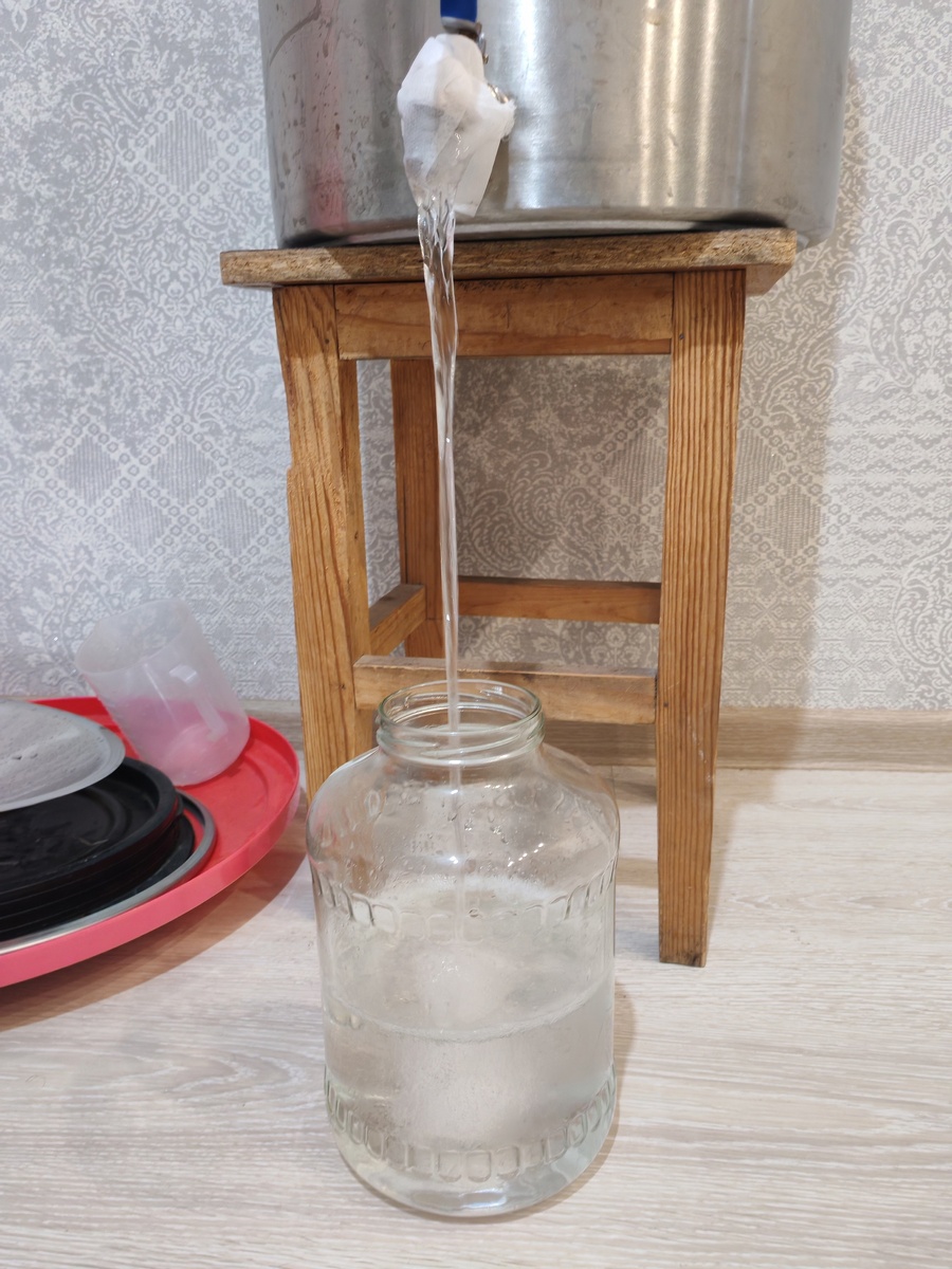 Разливаем готовый продукт по банкам.