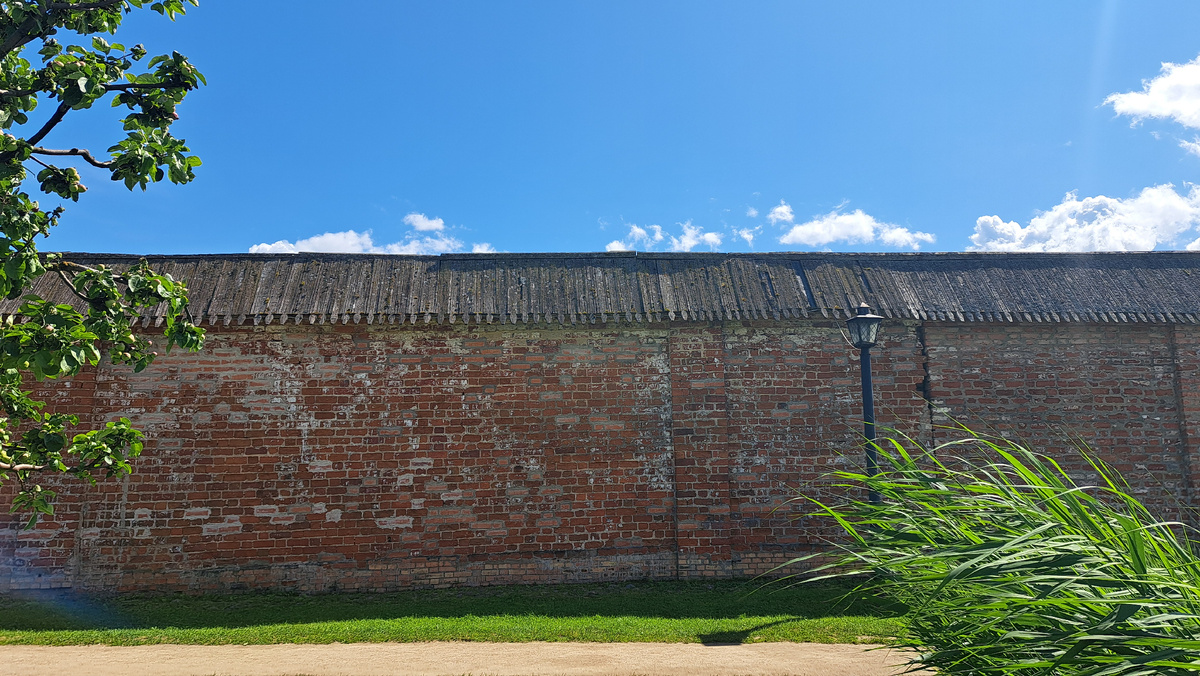 С этой стены прыгают стрельцы, обманутые хитрым манёвром Милославского, только в кадре вид с обратной стороны