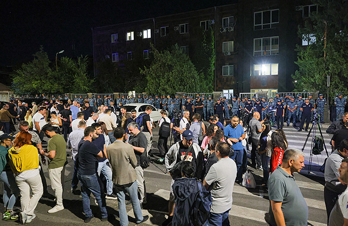    Обстановка в ночь на 28 июня у здания суда районов Аван и Нор-Норк в Ереване.рик Романенко/ТАСС