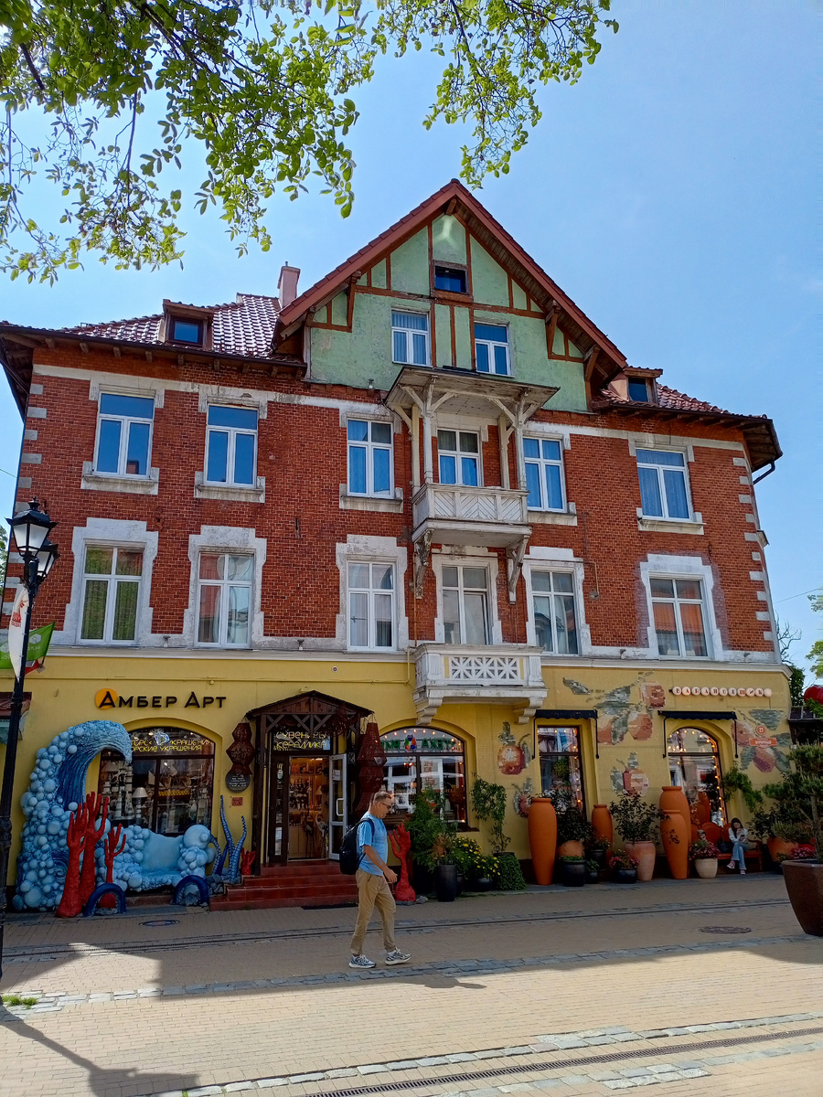 Кувшины .  Разные размеры . А с левой стороны – морской мир .