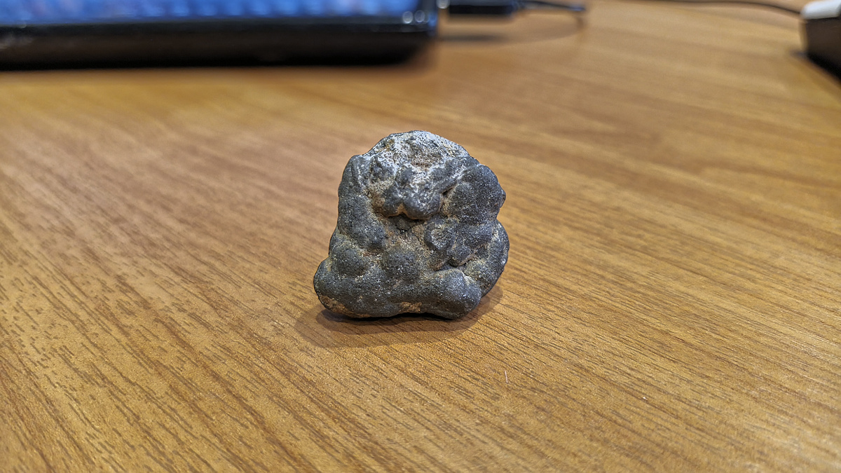 Первозданная железомарганцевая конкреция. Фото автора.