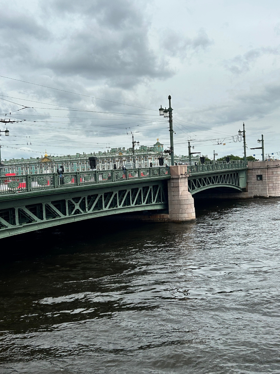 Кораблики тоже не пускают, сегодня все ждут только один кораблик с алыми парусами