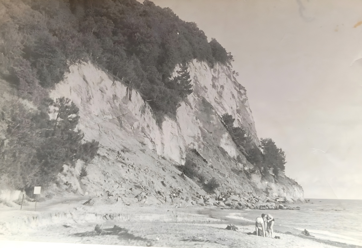 Эту гору мы обходили по камням или по воде, чтобы оказаться на своем пляже. Фото автора.