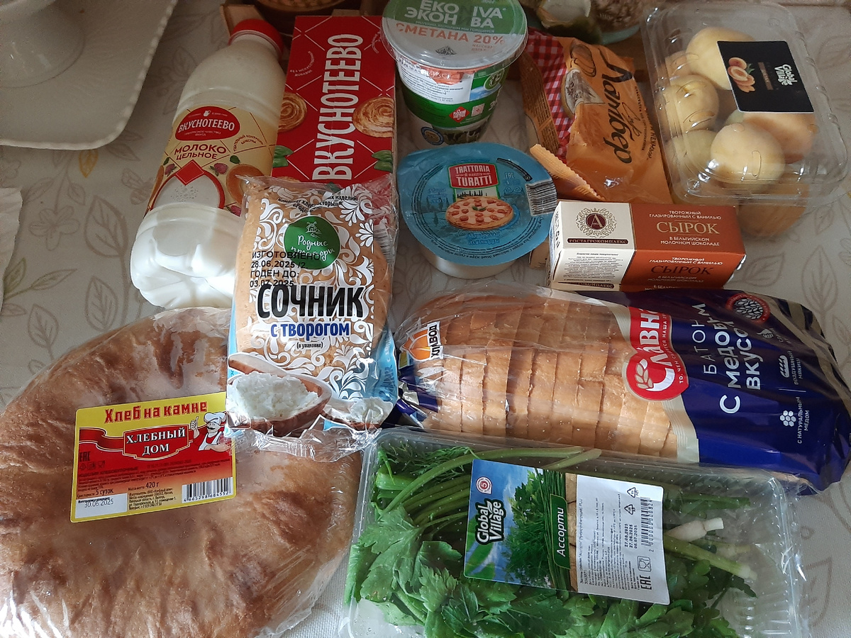  ФОТОо 1. Хлеб на камне, сочник, батон; ;молоко, кефир, творожные сырки, сыр Ламбер и Моцарелла;, абрикосы и зелень