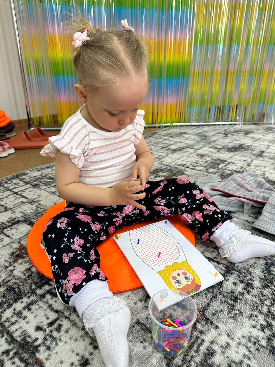 Екатерина развивает мелкую моторику 