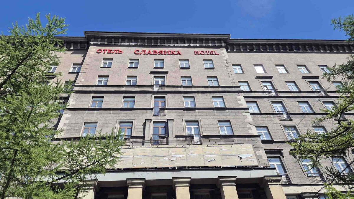 До 1998 года эта гостиница была известна как гостиница Центрального Дома Красной Армии 