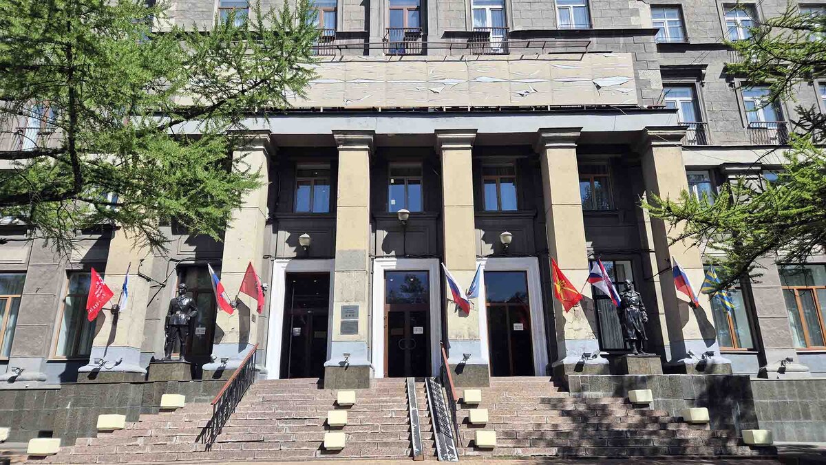 Фигуры летчика и танкиста в форме 1930-х годов были установлены во время строительства гостиницы. Листайте галерею, чтобы увидеть ещё фото