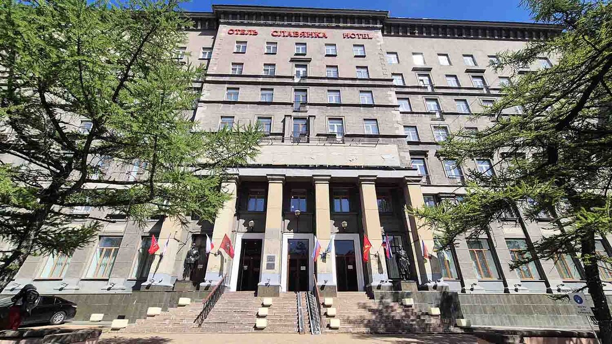 Рядом с гостиницей станции метро: Достоевская, Цветной бульвар и Проспект Мира