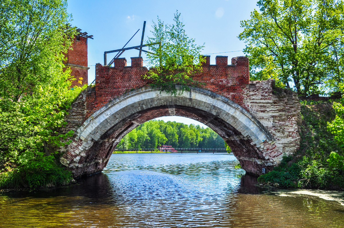Каменный мост усадьбы Марфино. По нему нельзя ходить. Он за двойным забором с колючей проволокой и постепенно разрушается