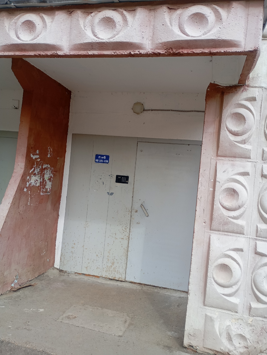 Вход в подъезд не самого плохого дома
