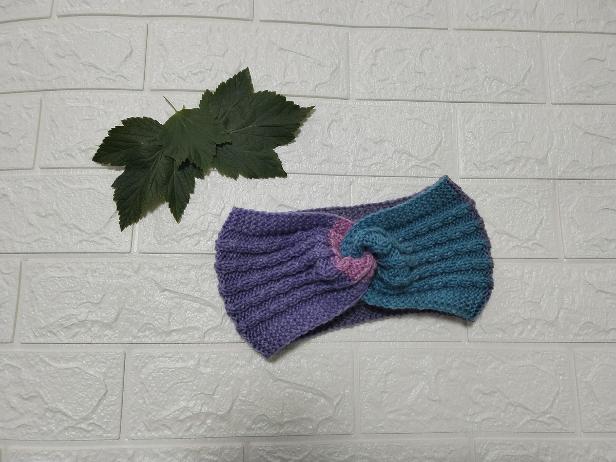 Повязка на голову. Набираем на спицы №2 38п. По краям 2 кромочные, 4п. вяжем "плоточкой", Основное полотно по схеме, 4п. Вяжем "плоточкой".