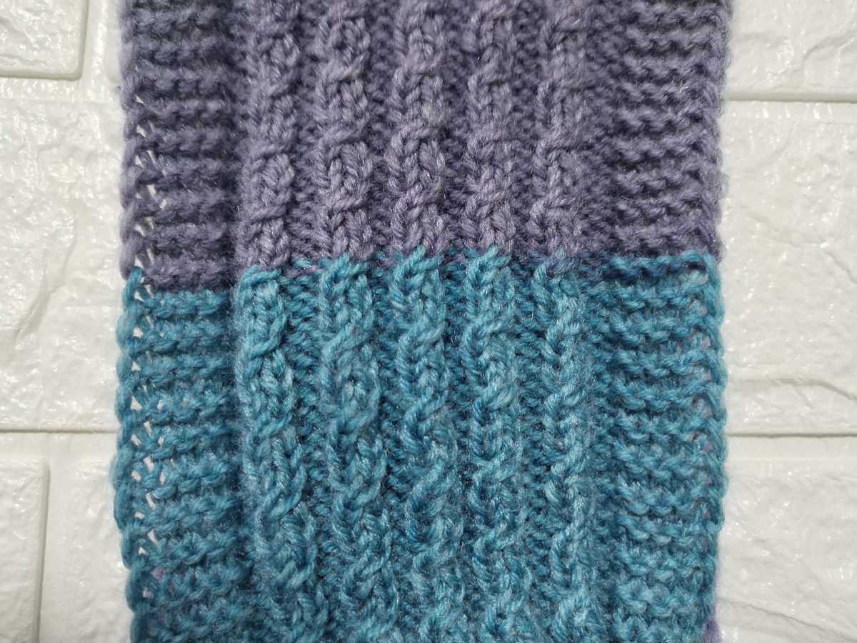 Провязываем по объёму головы на нужную длину.