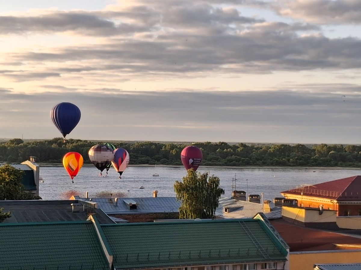 "Табун" аэростатов нёсся прямо на зрителей. Фото автора.