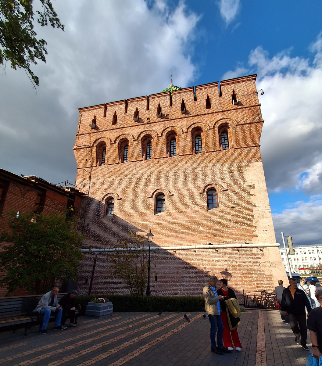 Дмитриевская башня Нижегородского кремля. Вход в кремль. Фото автора. 