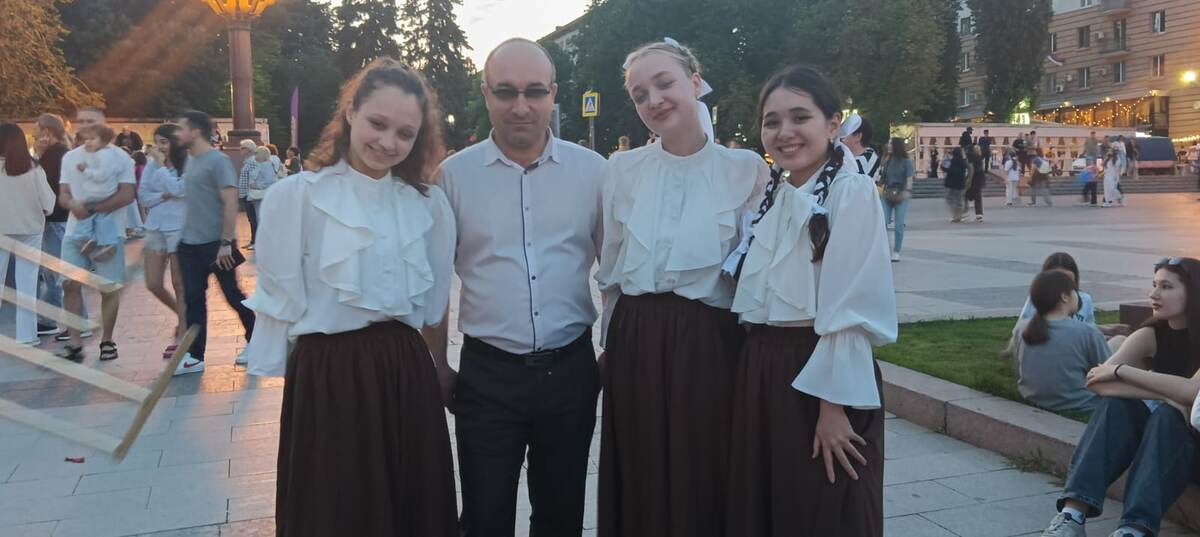 С девушками с танцевального коллектива.