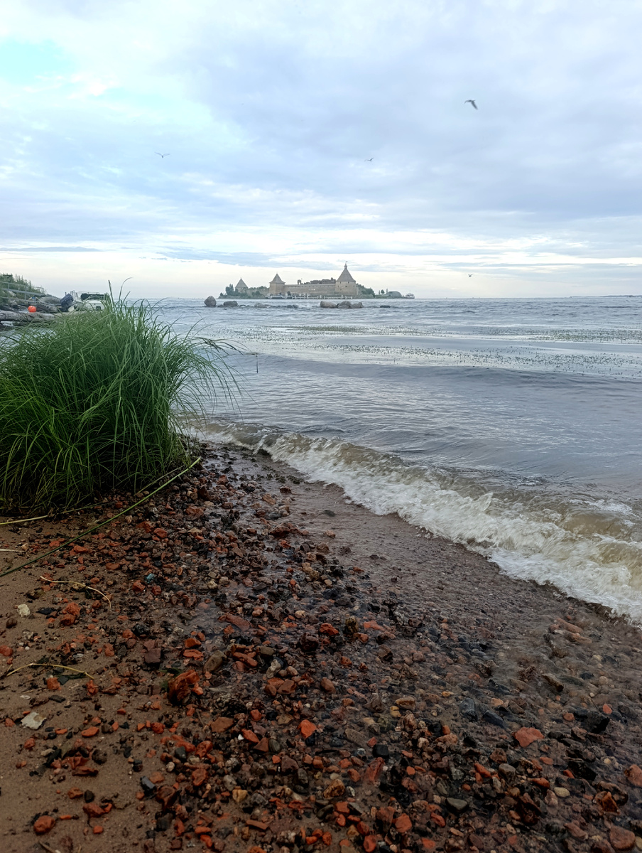 Крепость Орешек вдали. Волны нагнал проплывший катер. 