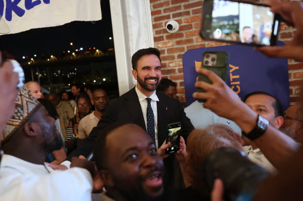 Зохран Мамдани делает селфи со сторонниками после выступления на своей предвыборной вечеринке в Нью-Йорке 25 июня