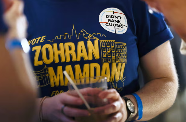 Сторонник Мамдани носит наклейку с надписью «Я не оценивал Куомо»
