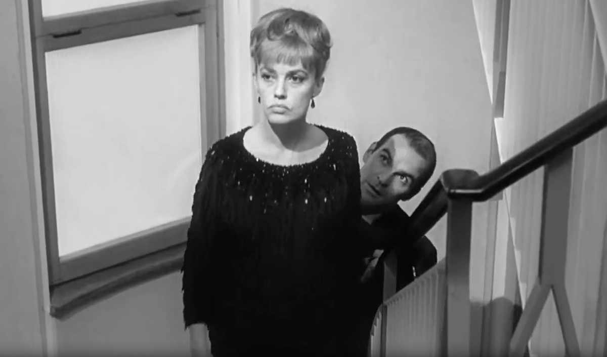 Холодная, меркантильная и беспринципная Ева в исполнении Жанны Моро вскружила голову такому же беспринципному Тайвиану, которого сыграл Стэнли Бейкер