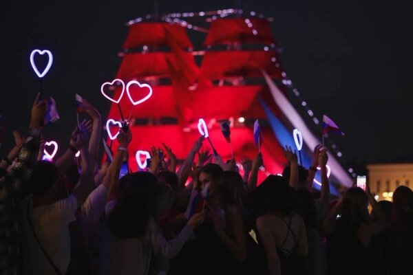 «Алые паруса» в Санкт-Петербурге. Обложка © Telegram / Александр Беглов