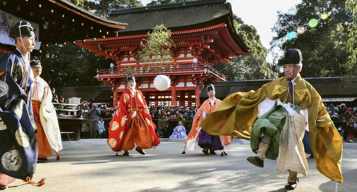 Фото: https://www.traditionalsports.org/traditional-sports/asia/kemari-or-mari-koju-japan.html