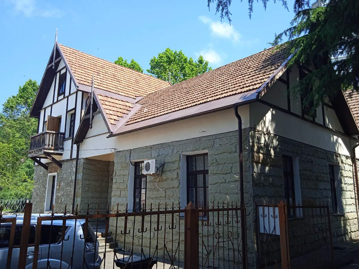 С 1984г. в этом здании находится этнографический отдел музея истории города-курорта Сочи. Фото автора, 10 июня 2025г. 