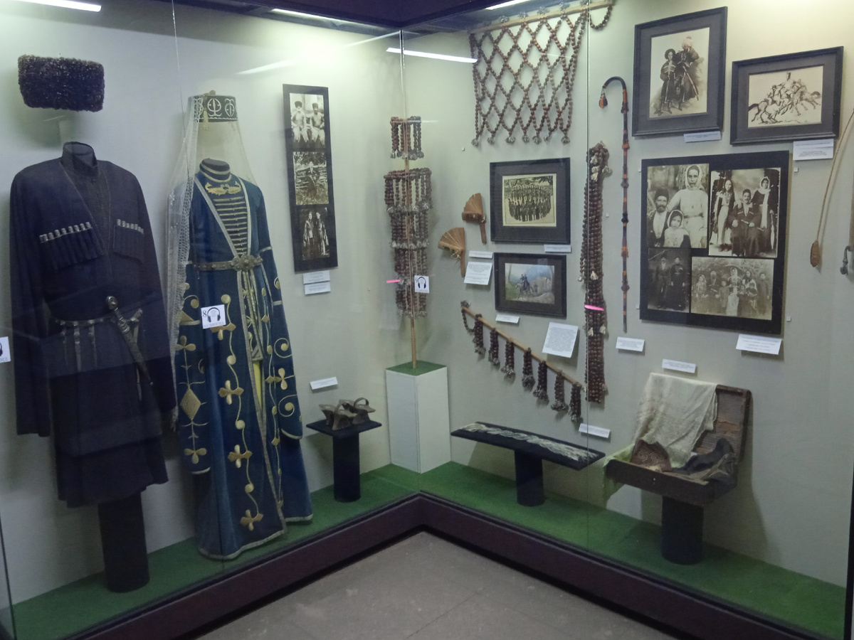 Национальные адыгские костюмы. Фото автора.