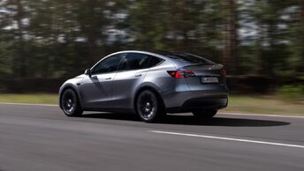 Tesla впервые доставила машину полностью автономно