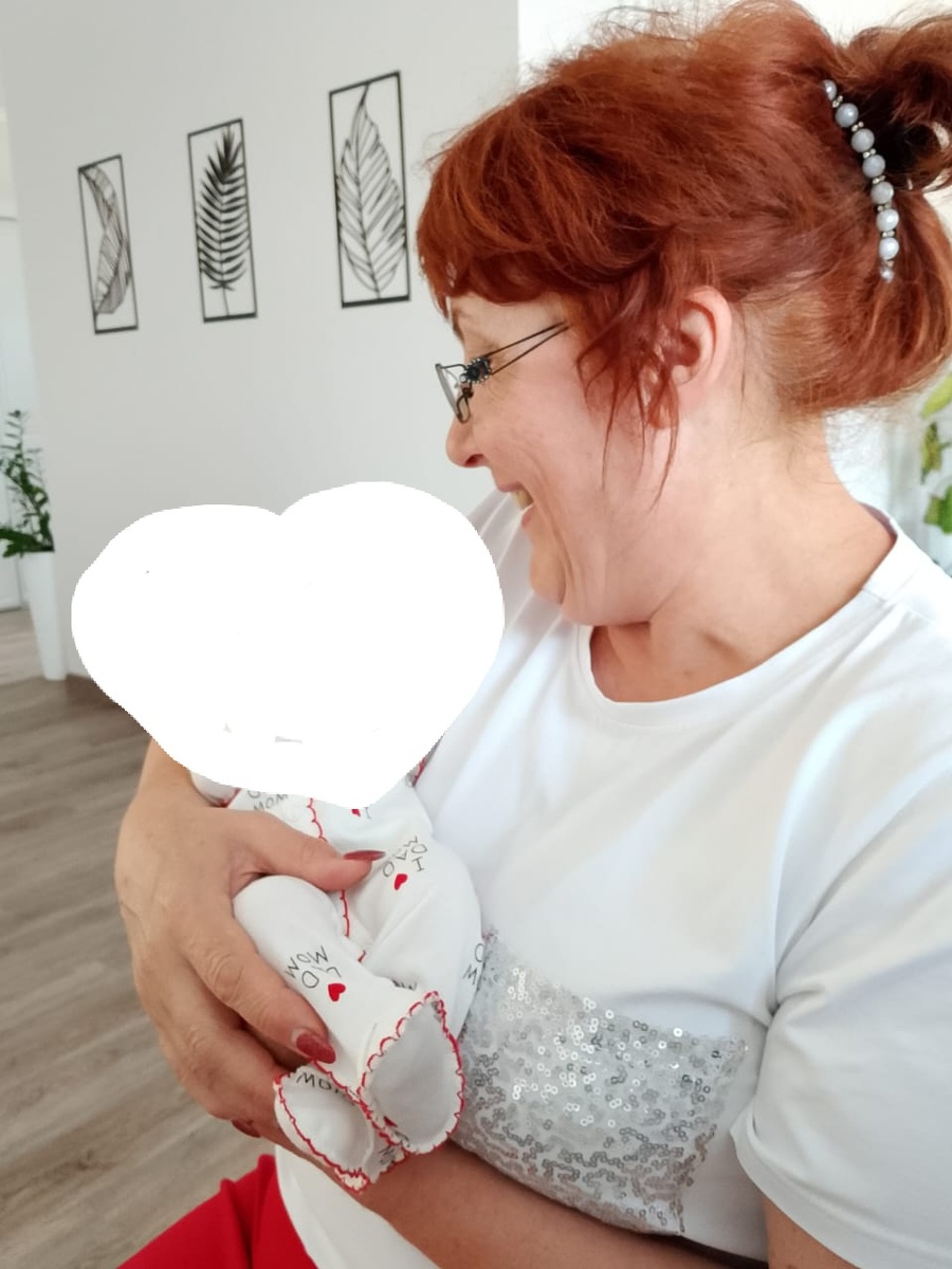 Бабушка и внучка, первая встреча 