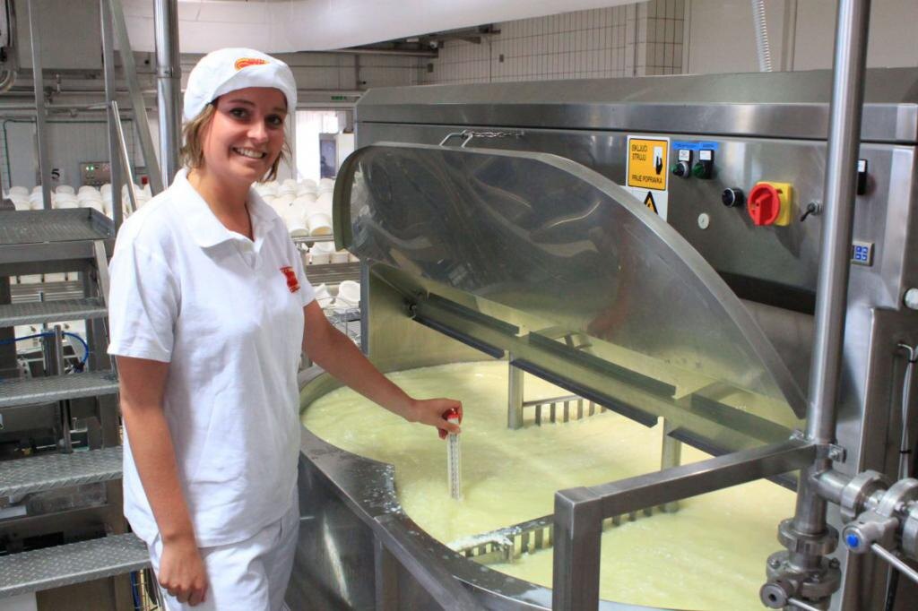 По довольному лицу девушки видно, что молоко набрало правильную кислотность. 🤭Видите прибор? Он, как раз, ее и измеряет 