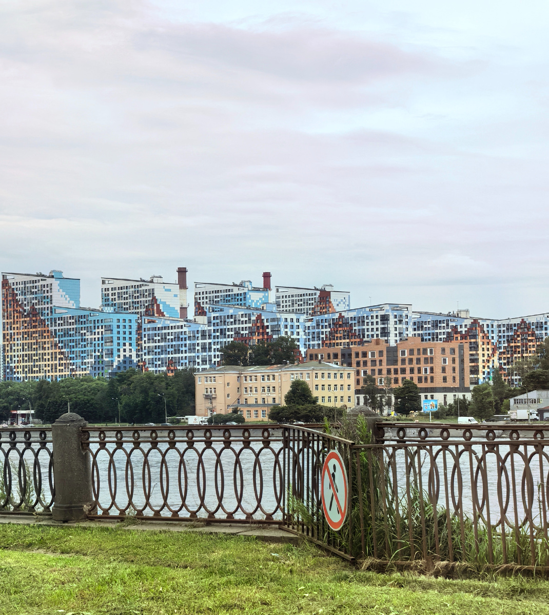 Проезжали вдоль Невы.