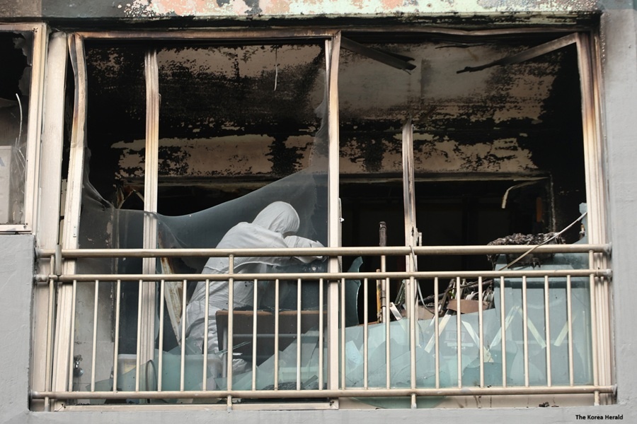 Судмедэксперты работают на месте пожара в Пусане