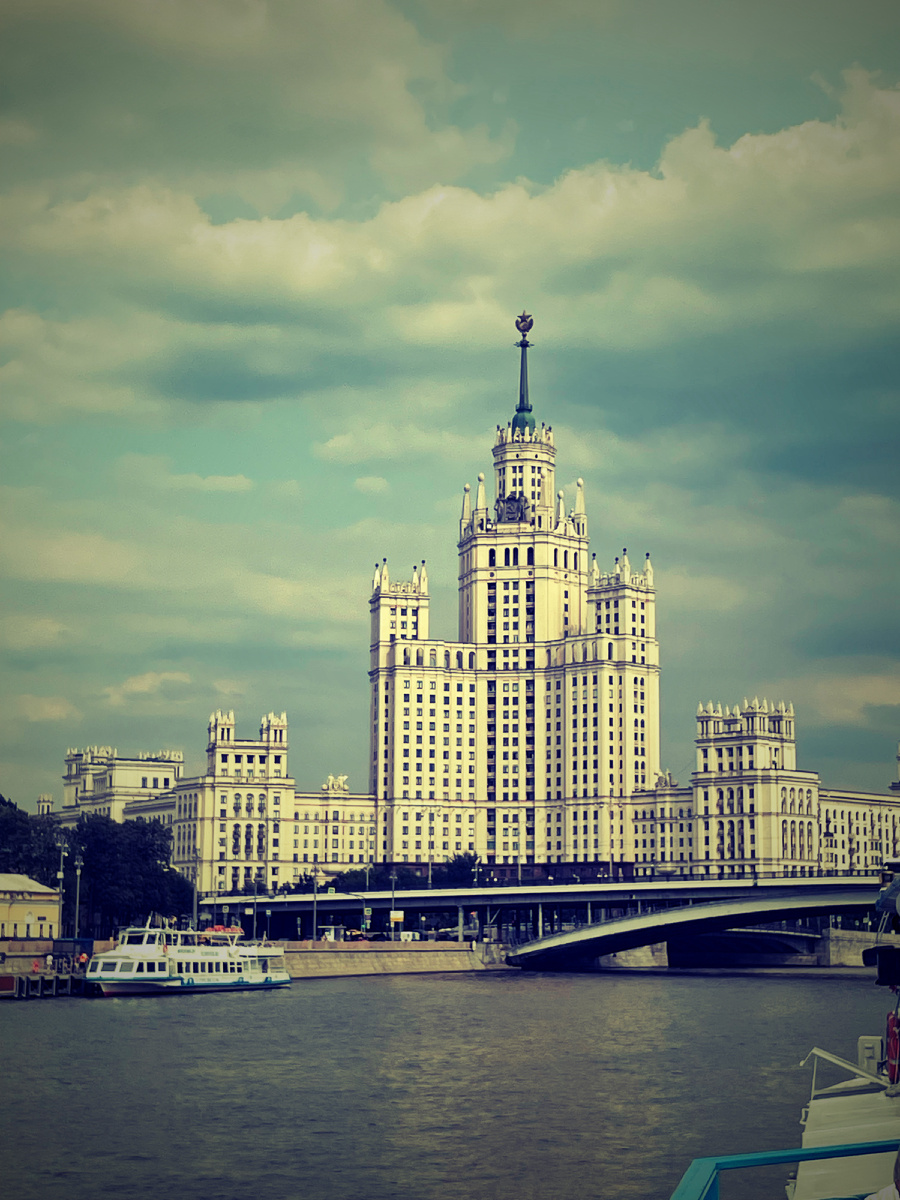 Знаменитые высотки. Фото автора.