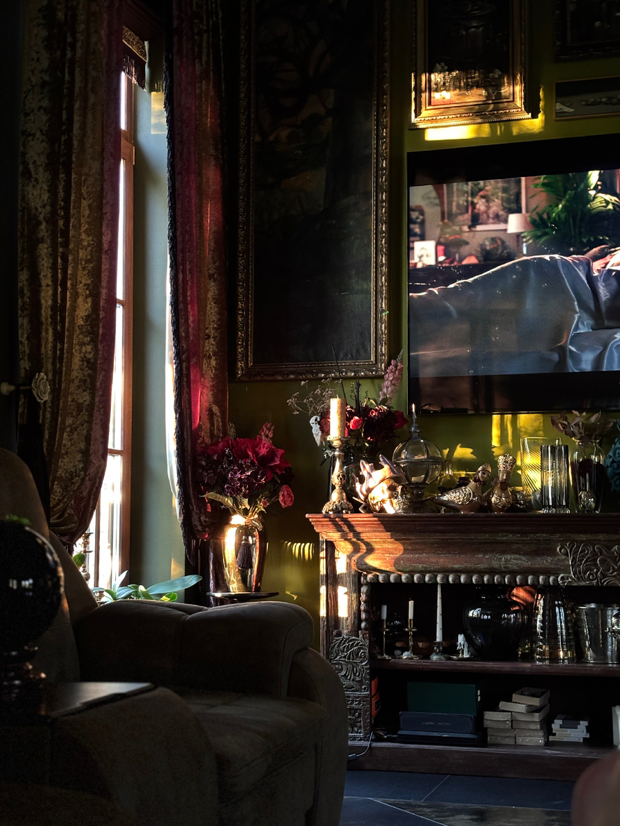 Сон Ольги Е. Был извилист и красочен. «Я еду со всей своей семьей на дедовской зеленой шестерке жигулей.А вся родня сидит сзади и меня торопит.А у меня скорость не включается,пахнет горелым сцеплением.О чем это? « запрос был опять ленивый.Безжелания разобраться самой.Лишь бы слить. И чтобы кто-то разрулил. Распаковка  сна,на первом и втором уровне внимания,заняла 30 минут и была весела.Где спала,кто сидел сзади,кто для тебя дед и его Жигули? Все эти вопросы - рутина психолога по сбору материала.Как анализы.Но третий и четвертый уровень внимания,где надо делать выводы и принимать решения, оказались достойными  этого поста.Юнг и Перлз,Фрейд и Аристандр призывали обращать внимание ‼️ на цвет,звук и запах во снах.И особенно цифры и тексты.Сон Ольги О.имел все.Выводы и действия лично мне были понятны.Нужно брать власть в семье в свои руки и занять место деда за рулем.Но загвоздка была в том,что это не мой сон.И у меня нет права давать советы.Могу лишь подсветить очевидное: Люди не очень любят менять что либо.Особенно себя.