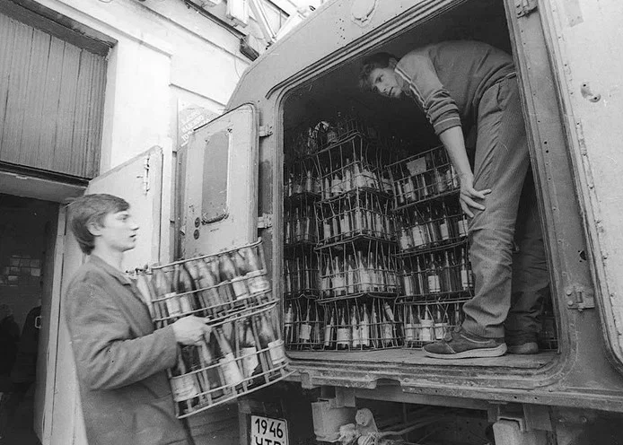 Сбор стеклотары в СССР: ностальгия по звенящим бутылкам