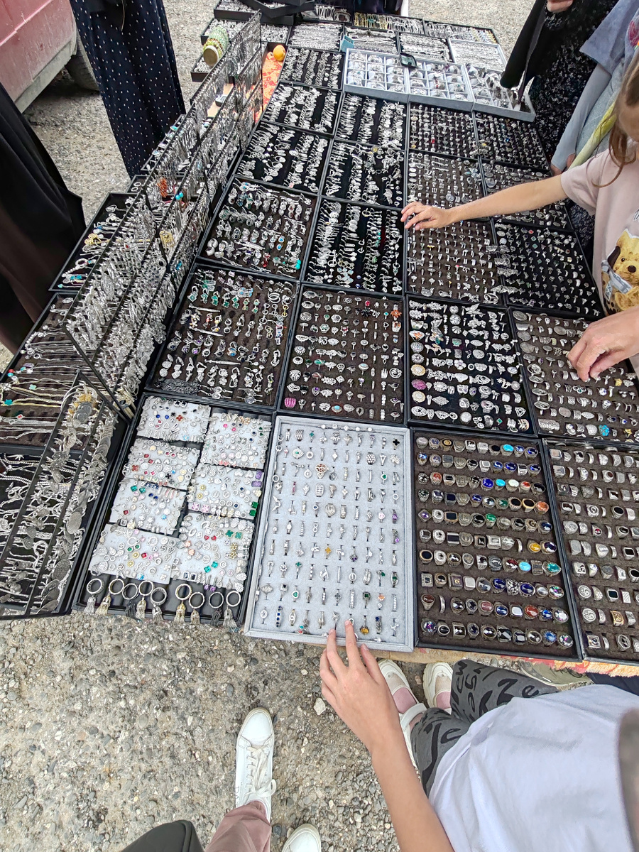 был большой выбор серебряных украшений 