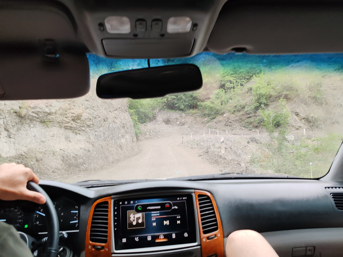 дорога накатанная, ограждений практически нет